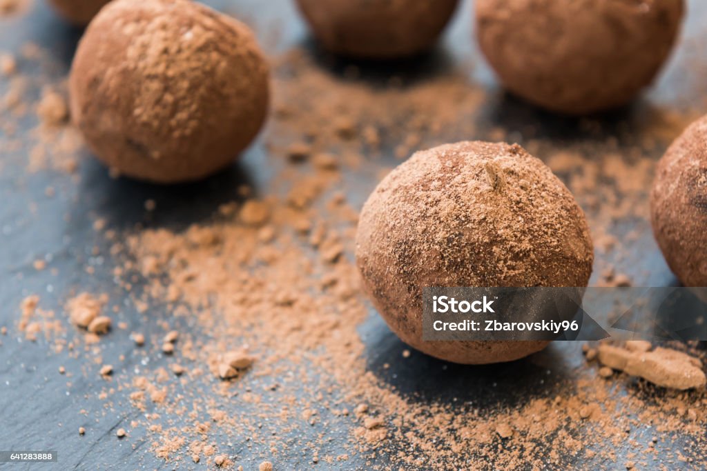 Hausgemachte Energie-Kugeln mit Schokolade - Lizenzfrei Protein Stock-Foto