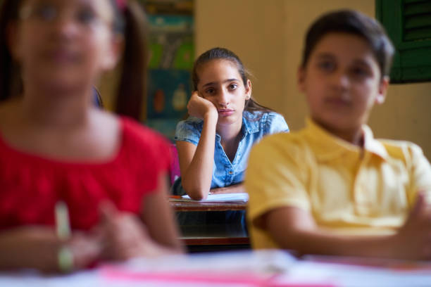 znudzona studentka latina dziewczyna w klasie w szkole - learning boredom studying child zdjęcia i obrazy z banku zdjęć