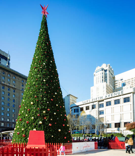 árbol de navidad de san francisco en día soleado de union square - saks fifth avenue fotografías e imágenes de stock