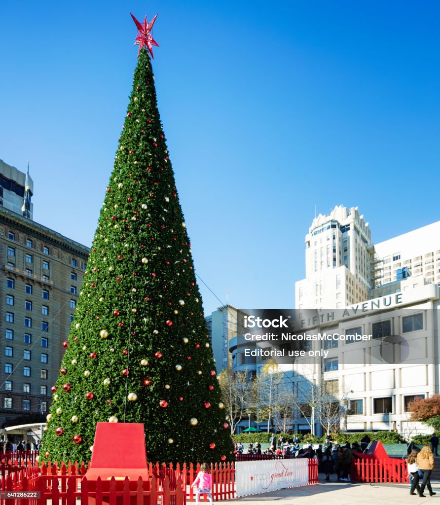 Foto de Árvore De Natal De São Francisco No Dia Ensolarado De Union Square  e mais fotos de stock de São Francisco - Califórnia - iStock