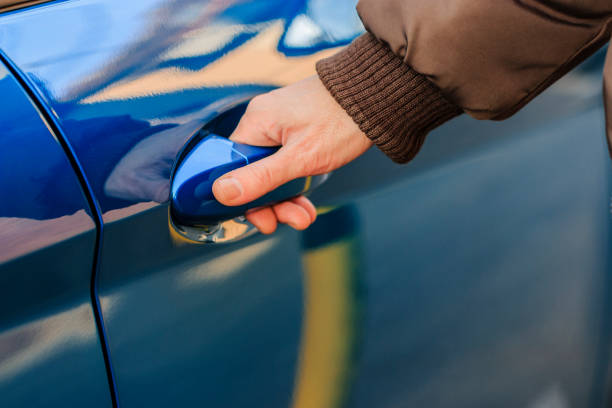istock Opening the car door 641308158