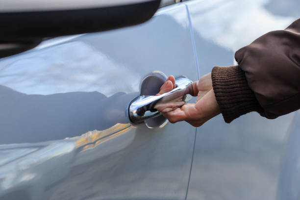 istock Opening the car door 641308370
