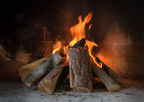 kamin im haus - ash fireplace fire log stock-fotos und bilder