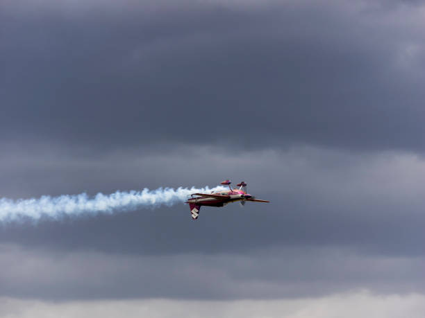 cabeça para baixo stunt avião rastro de fumaça ar show hillsboro oregon - stunt airplane air air vehicle - fotografias e filmes do acervo