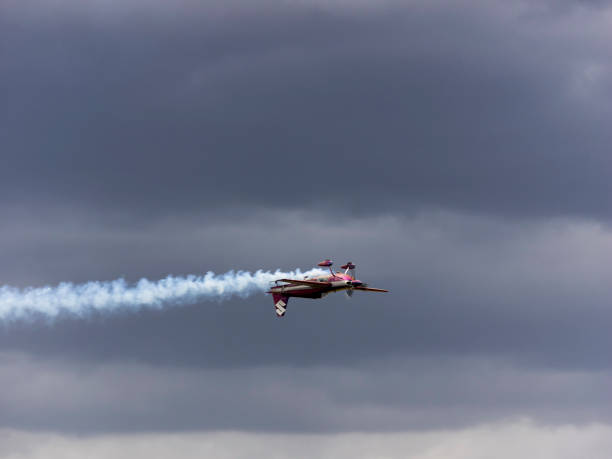 upside down stunt airplane smoke trail air show hillsboro oregon - stunt airplane air air vehicle imagens e fotografias de stock