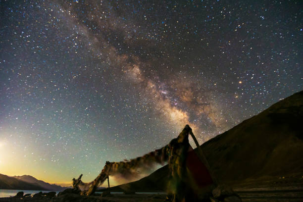 The Milky Way rises over pangong lake - fotografia de stock