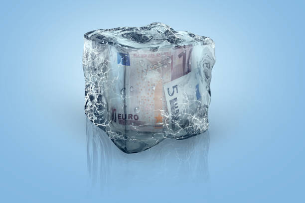 замороженные деньги eur в кубике льда - frozen currency finance ice стоковые фото и изображения