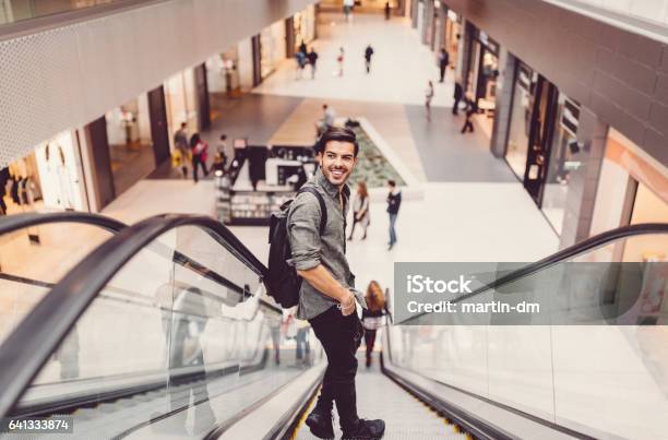 Shopping In Der Mall Stockfoto und mehr Bilder von Aufregung - Aufregung, Braunes Haar, Bulgarien