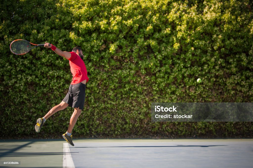 Tennis Spieler Mann schlägt Ball in einer Salve. - Lizenzfrei Tennis Stock-Foto