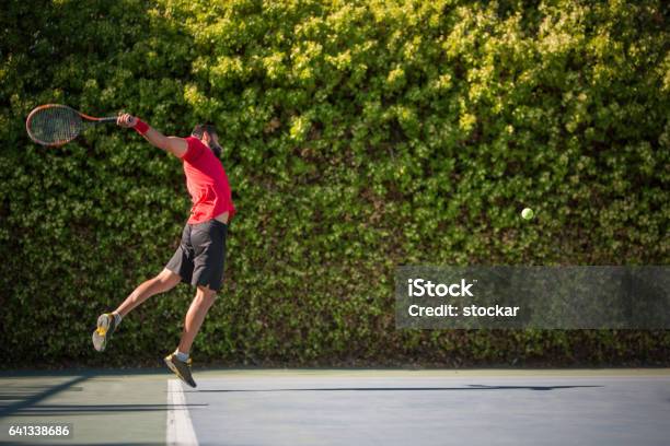 Tennis Spieler Mann Schlägt Ball In Einer Salve Stockfoto und mehr Bilder von Tennis - Tennis, Sportmannschaft, Gewalt