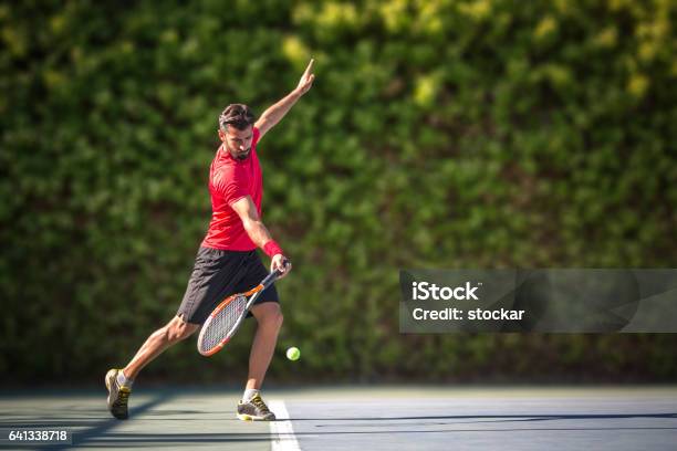 Hombre De Tenis Jugador Golpea La Bola En Un Voleo Foto de stock y más banco de imágenes de Tenis