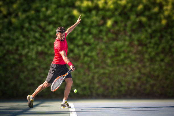 테니스 선수 남자는 발리에서 공 명 중입니다. - tennis serving men court 뉴스 사진 이미지