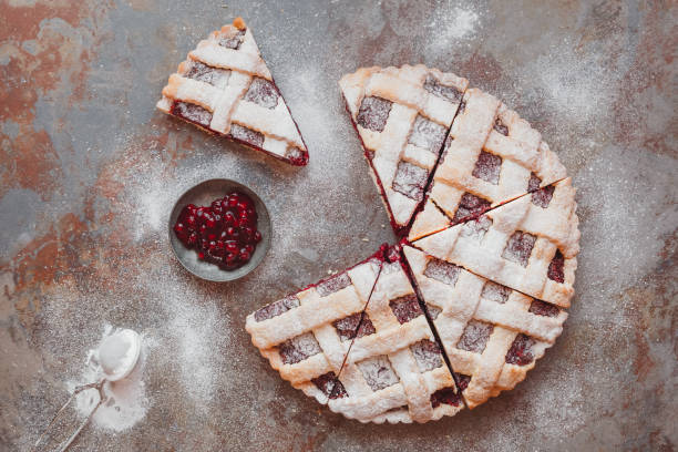 cranberry pie with lattice crust - jellied cranberries fotos imagens e fotografias de stock