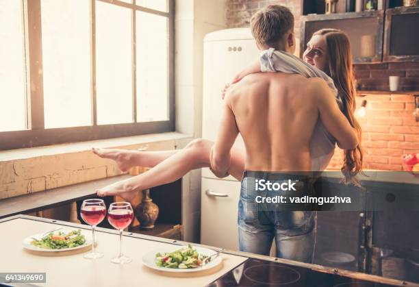 美しいカップルのキッチン - 性的問題のストックフォトや画像を多数ご用意 - 性的問題, キッチン, 官能