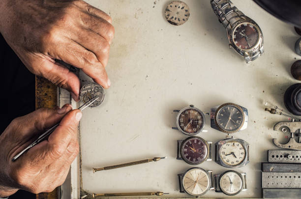 reparo de relógios mecânica - watch maker work tool watch equipment - fotografias e filmes do acervo