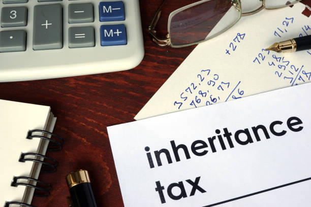 imposto sobre herança, escrito em um papel. conceito financeiro. - inheritance tax - fotografias e filmes do acervo