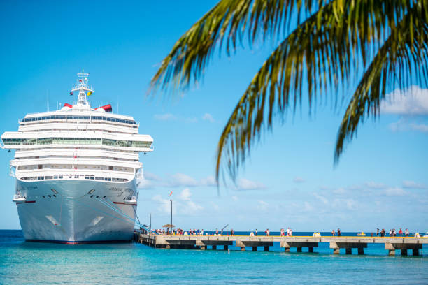 pasażerowie opuszczający statek wycieczkowy przybyli na grand turk, turks i caicos - turks and caicos islands caicos islands bahamas island zdjęcia i obrazy z banku zdjęć