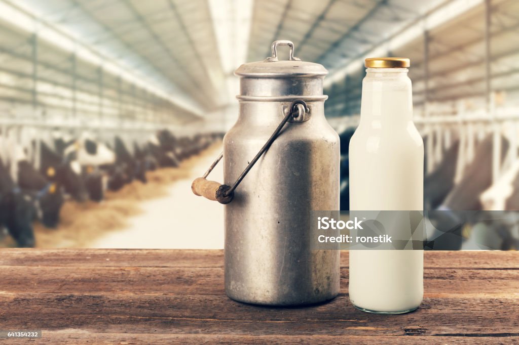 新鮮な牛乳瓶と牛舎の表にすることができます。 - ミルクのロイヤリティフリーストックフォト