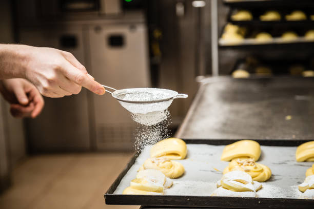 chef preparar produtos de pastelaria - sifting imagens e fotografias de stock