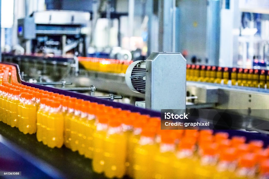 Bouteilles sur tapis roulant en usine - Photo de Produire libre de droits