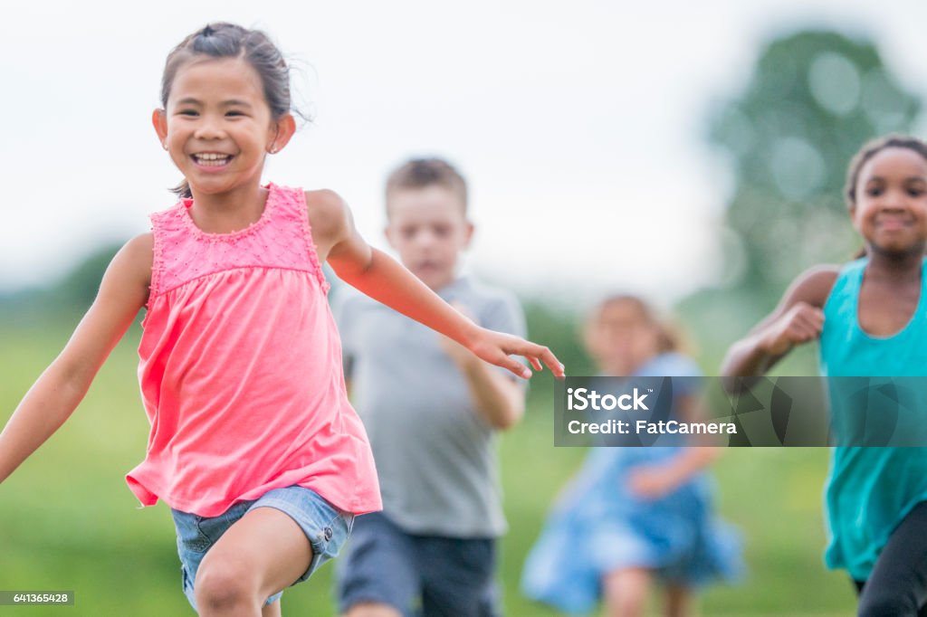 Jugando al aire libre durante huella en cruz - Foto de stock de Niño libre de derechos