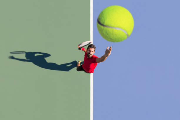 테니스 선수는 코트에서 테니스 게임 - tennis serving men court 뉴스 사진 이미지