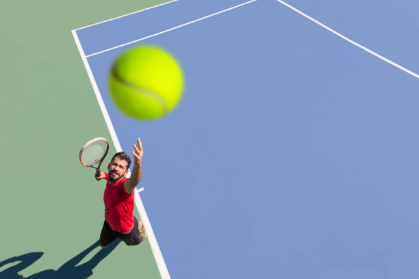 裁判所のテニスのゲームのテニス選手 - tennis serving men court ストックフォトと画像