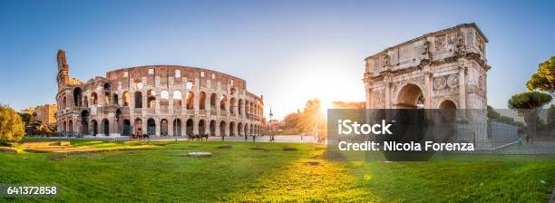 Kolosseum Und Constantine Arch Bei Sonnenaufgang Rom Panorama Stockfoto und mehr Bilder von Rom - Italien