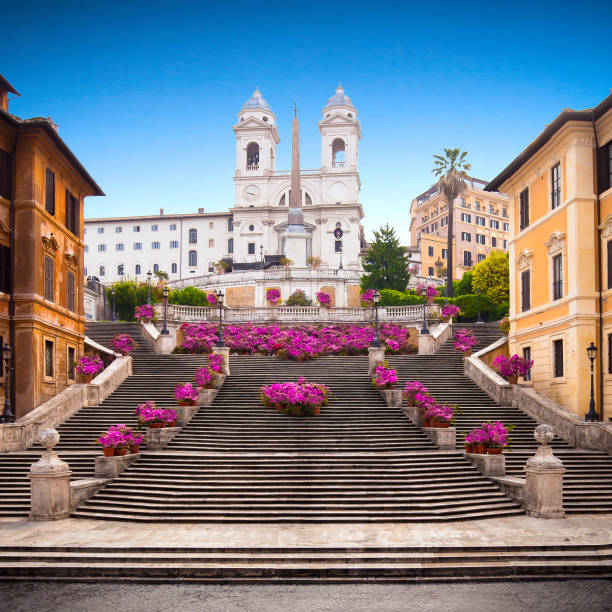 escalier de la trinité avec azalées au lever du soleil, rome - piazza di spagna spanish steps church trinita dei monti photos et images de collection