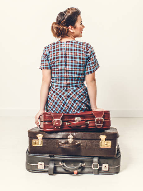 prêt à courir !  - suitcase retro revival women old fashioned photos et images de collection