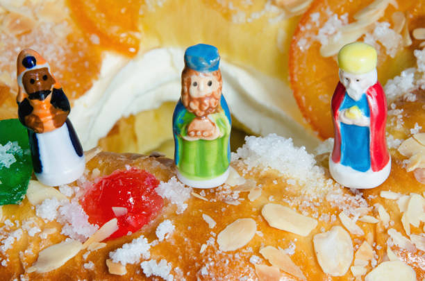 roscón de reyes und drei weise männer figuren - fava bean stock-fotos und bilder