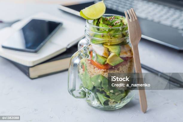 Almuerzo Saludable En Tarro De Cristal Foto de stock y más banco de imágenes de Oficina - Oficina, Comida sana, Estilo de vida saludable