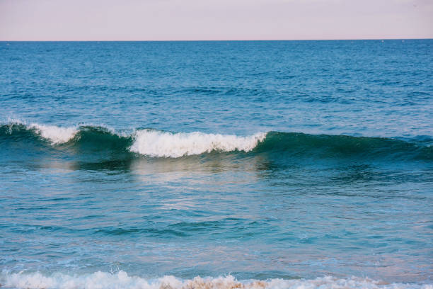 onde sul mare e cielo blu con nuvole - ziegfeld theatre foto e immagini stock