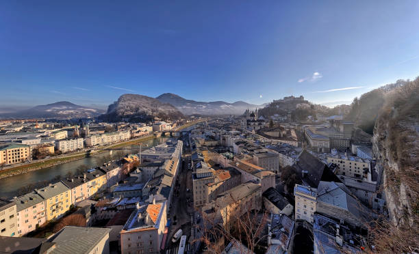 o centro da cidade de salzburgo - kapuzinerberg - fotografias e filmes do acervo