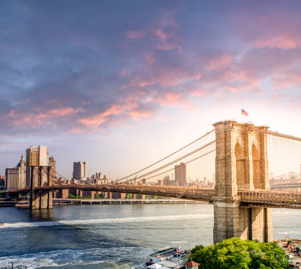 夕暮れのマンハッタンの街並み  - brooklyn bridge ストックフォトと画像