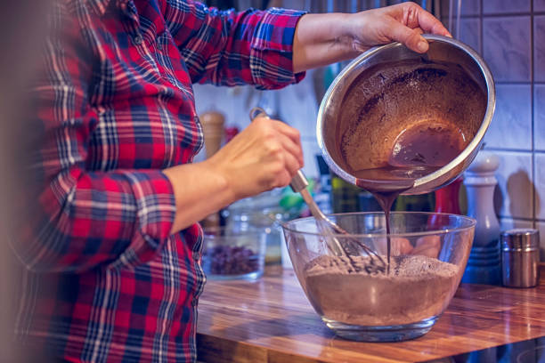 preparazione della pastella per torta al cioccolato per brownies - cake batter foto e immagini stock