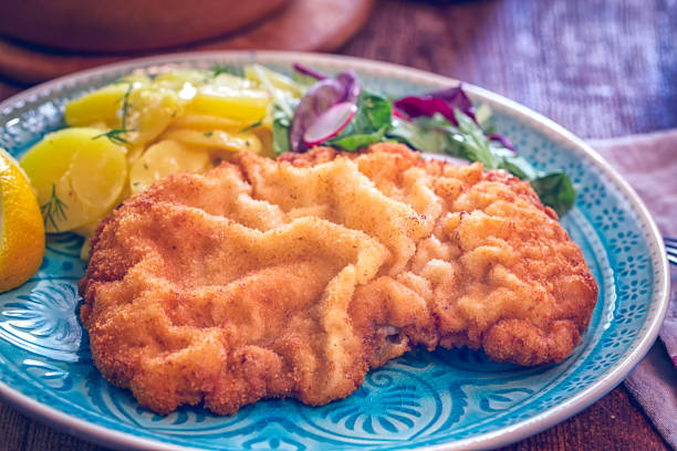 comer wiener schnitzel - salad prepared potato potato salad food fotografías e imágenes de stock