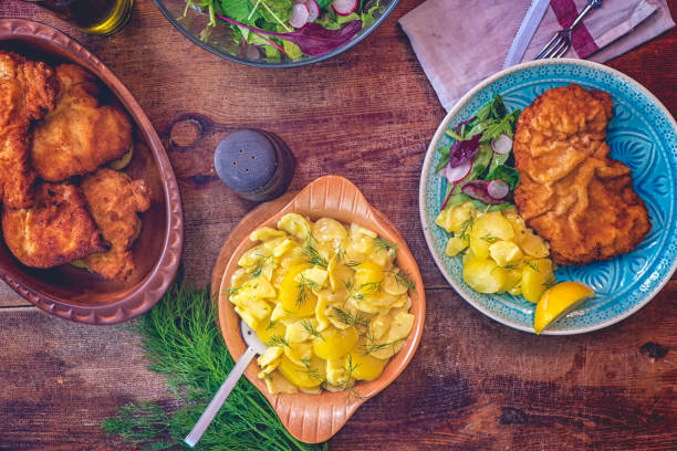 eating wiener schnitzel - viennese schnitzel imagens e fotografias de stock