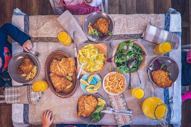 mangiare wiener schnitzel - viennese schnitzel foto e immagini stock