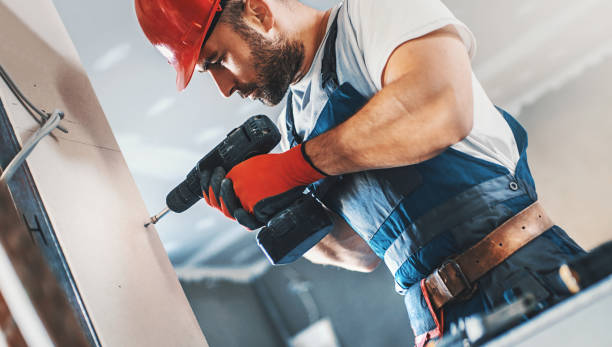 operaio edile che assembla un muro a secco. - toolbox hand tool work tool construction foto e immagini stock