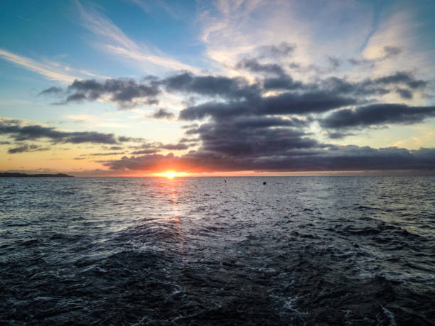 idyllischer sonnenaufgang in kaikoura, neuseeland - stock bild - marlborough region sunrise new zealand sea stock-fotos und bilder