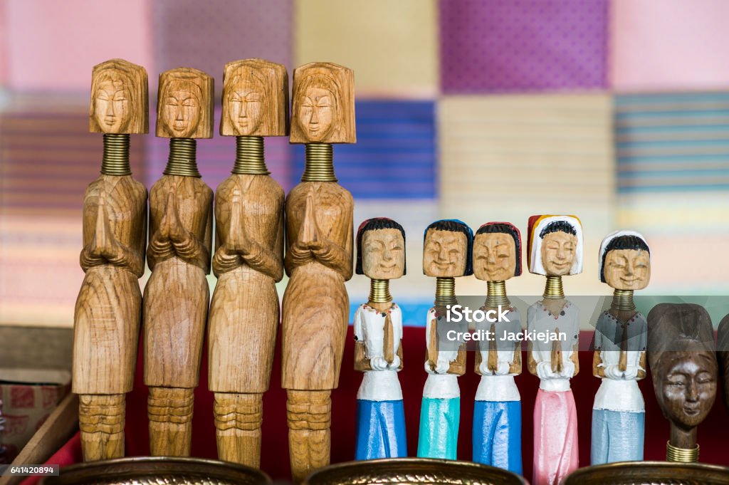 Le souvenir du village de long cou karen des poupées en bois - Photo de Province de Chiang Maï libre de droits