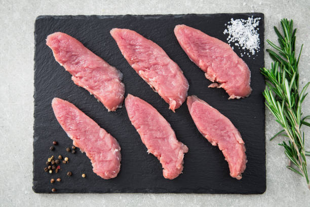 viande de porc crue sur une ardoise conseil - steak argentina food silverware photos et images de collection