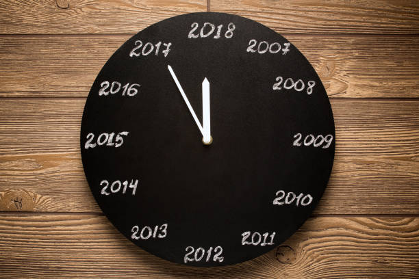 concetto di orologio alla vigilia del 2018. sfondo in legno. - clock hand eve time white foto e immagini stock