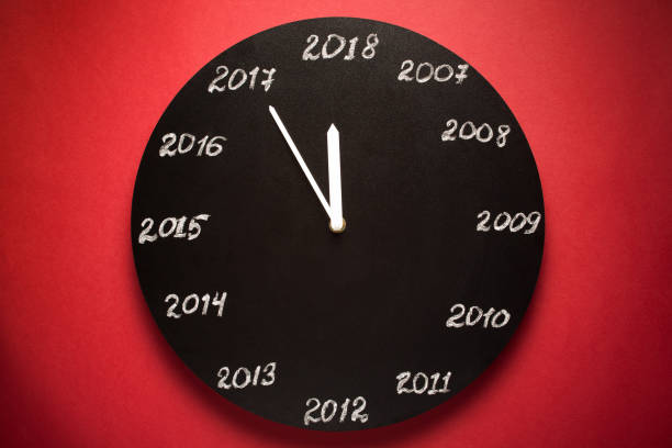 concetto di orologio alla vigilia del 2018. sfondo rosso. - clock hand eve time white foto e immagini stock