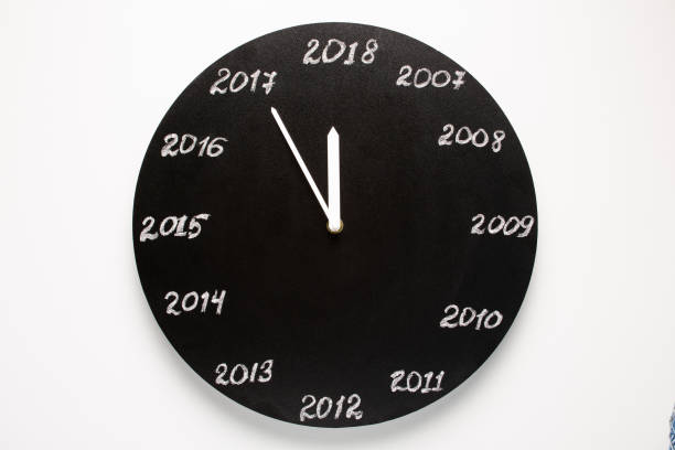 concetto di orologio alla vigilia del 2018. sfondo bianco. - clock hand eve time white foto e immagini stock