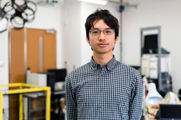 ritratto di uno studente di ingegneria fiducioso - japanese ethnicity college student student asian ethnicity foto e immagini stock