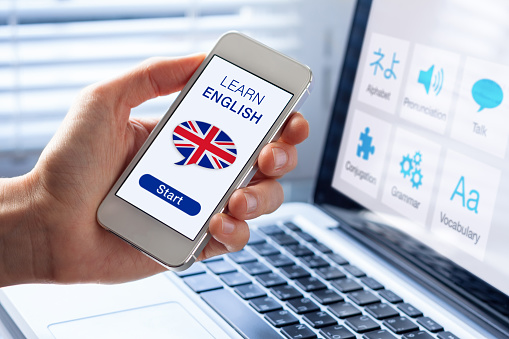 Aprender inglés en línea concepto, teléfono móvil, bandera del Reino Unido photo