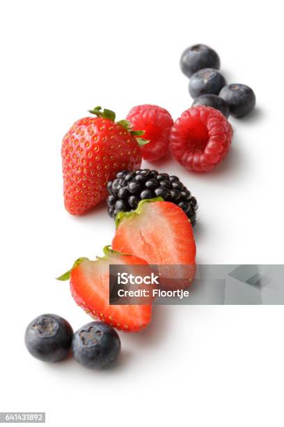 Photo libre de droit de Fruits Frais Fraise Framboise Myrtille Blackberry Et Rouge Groseille banque d'images et plus d'images libres de droit de Baie - Partie d'une plante