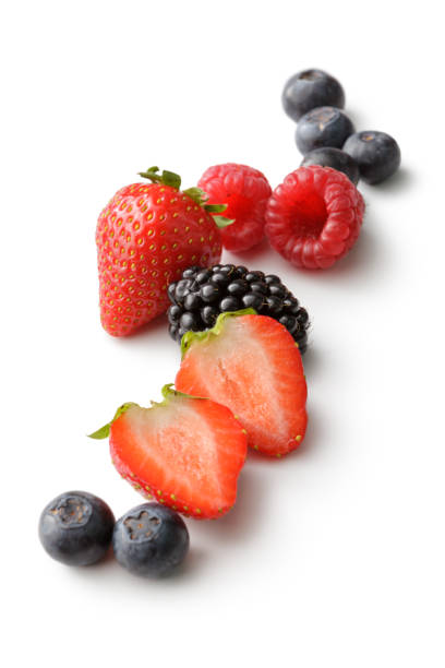 frutas : morango, framboesa, mirtilo, amora silvestre e groselha vermelha - blackberry fruit mulberry isolated - fotografias e filmes do acervo